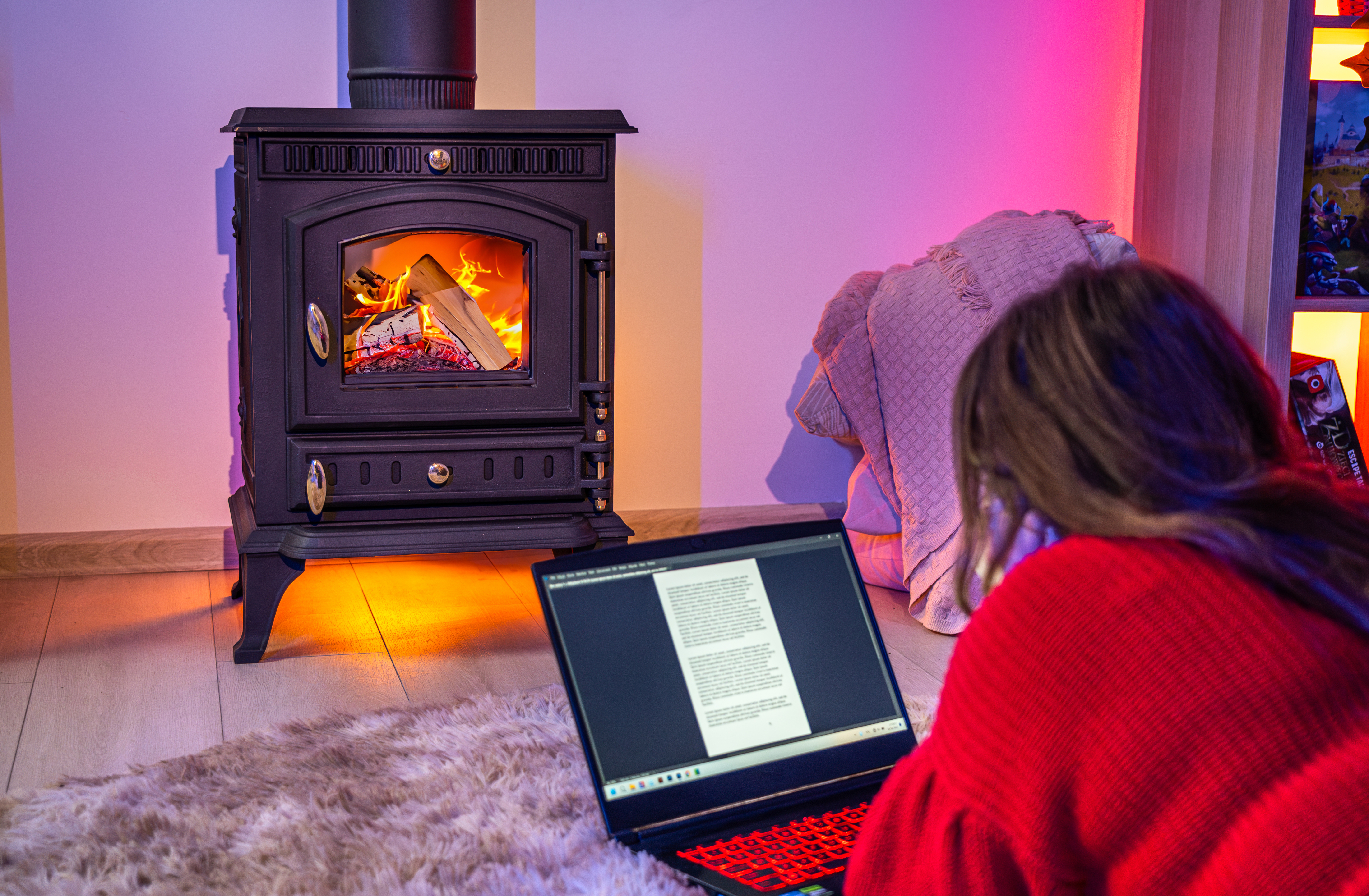 Classica stufa in ghisa, camino a legna autoportante