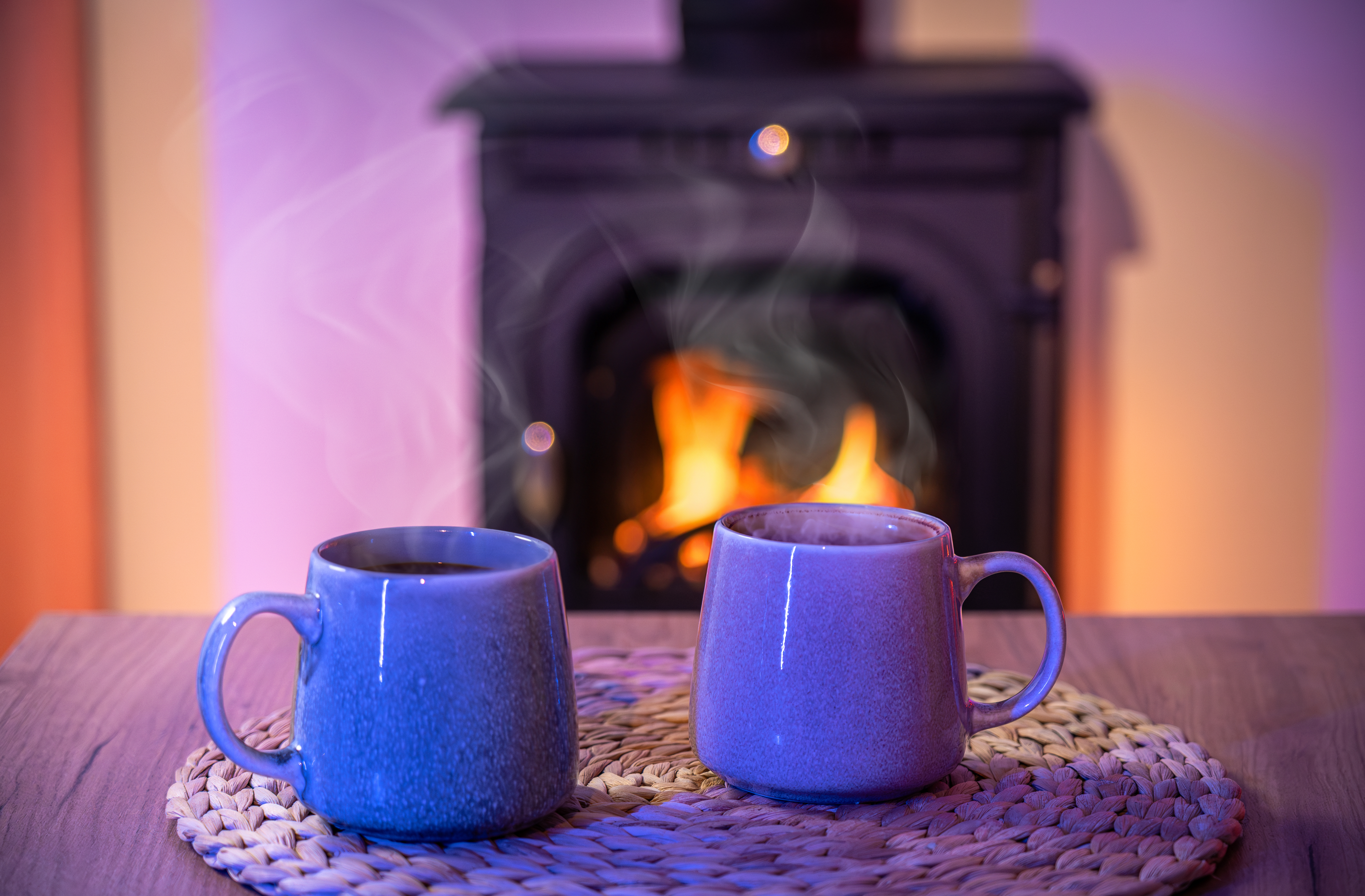 Casa con camino caldo, simbolo di riscaldamento efficace